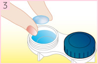 レンズケアの方法｜レンズケースに洗浄保存液を満たし、レンズを完全に液中に沈めてください。そのまま決められた時間放置し、消毒をしてください。消毒後はそのままレンズを取り出し装着してください。